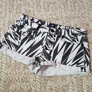 Authentic Icon Geometric Black and White Patterned Rollup shorts Sz 26
